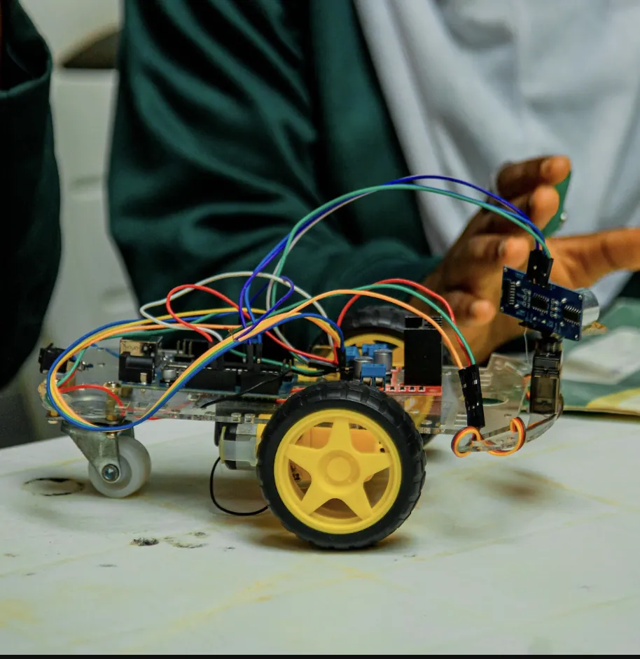A robot car with an ultrasonic distance sensor, built by Maskido pupils